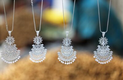 Bijoux argentés ou dorés : l&rsquo;argent revient cet automne et le mélange des métaux s&rsquo;impose