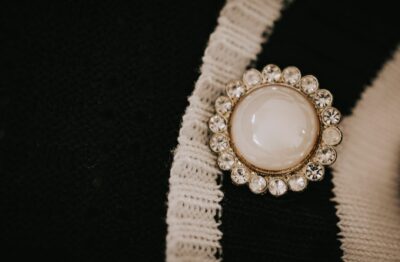 Broches et bijoux visibles : la tendance qui explose cet automne selon Whatnot