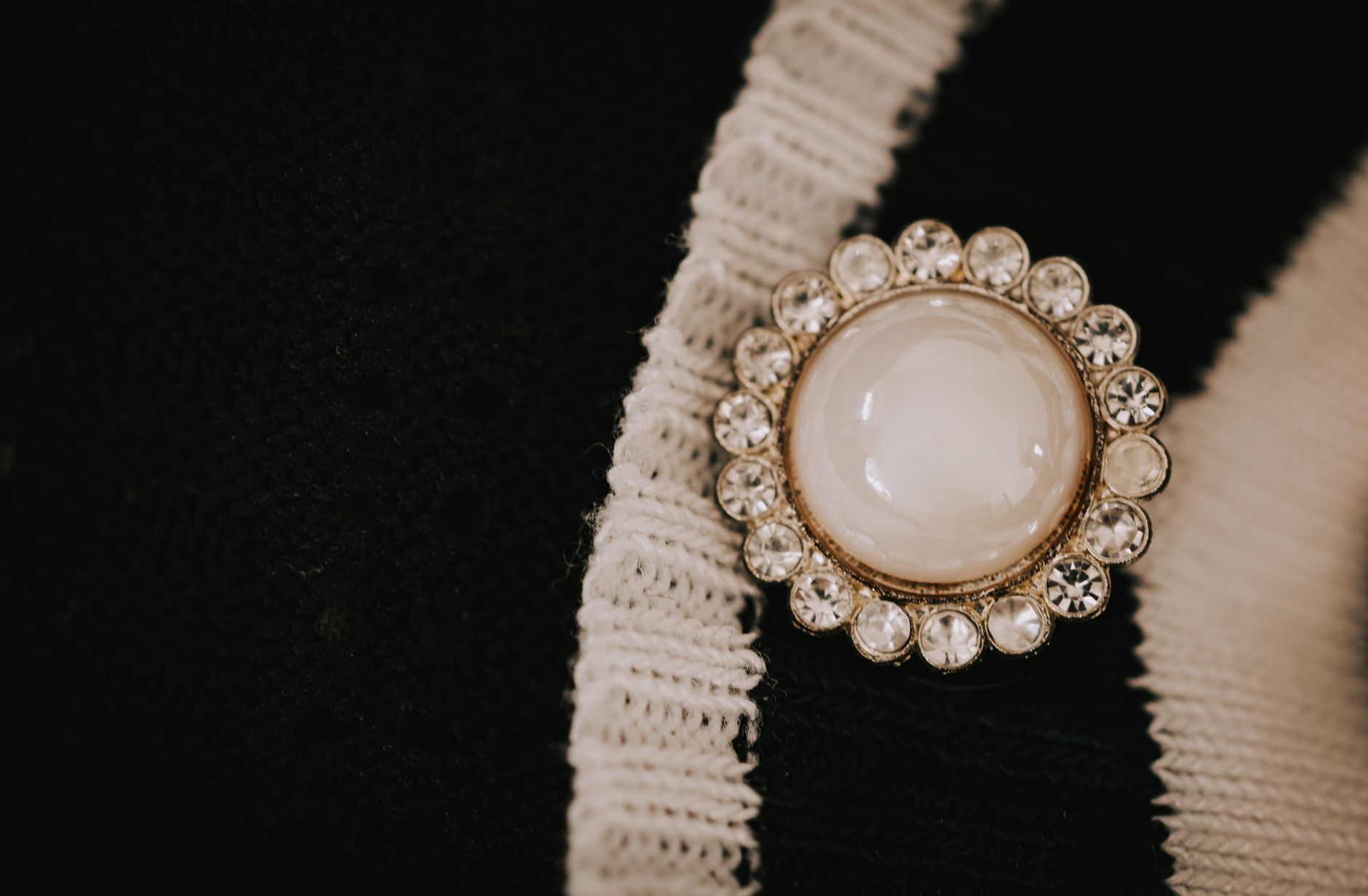 Broches et bijoux visibles : la tendance qui explose cet automne selon Whatnot